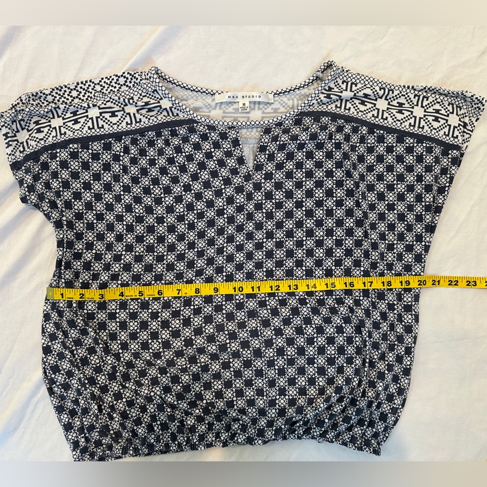 Patterned Keyhole Top - Picture 3 of 8